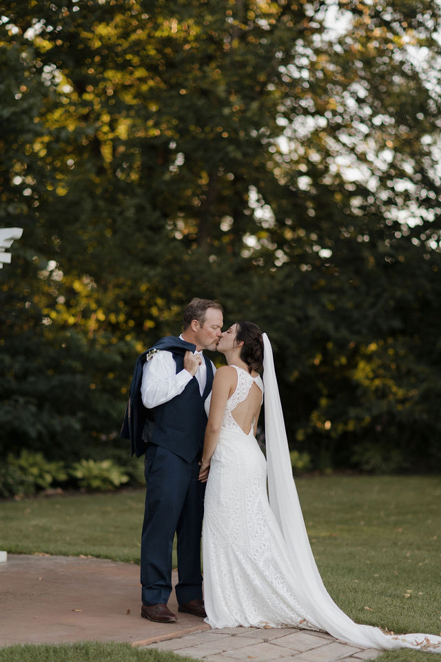 Couple kissing at Stone Hill Farm